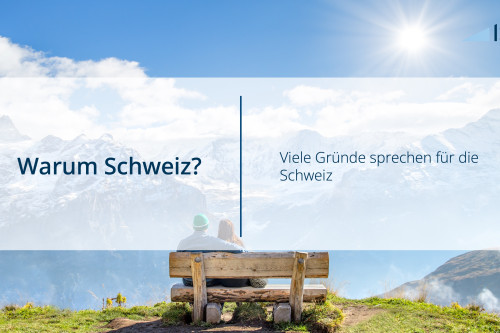 Auf dem Bild ist ein Folie von einer Präsentation zu sehen mit der Überschrift "Warum Schweiz" und dem Text daneben "Viele Gründe sprechen für die Schweiz". Im Hintergrund sind die Alpen zu sehen davor eine Bank mit einem paar das auf die Berge schaut.